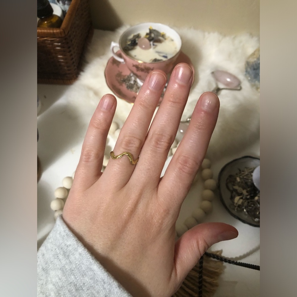 Elegant Gold Wave Ring